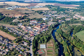 Schrägluftbild von Benediktinerkloster/Prieuré bénédictin à Flavigny-sur-Moselle im Bundesland Meurthe-et-Moselle, Frankreich