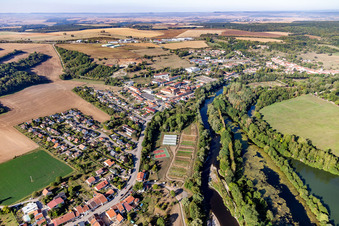 Benediktinerkloster/Prieuré bénédictin à Flavigny-sur-Moselle im Bundesland Meurthe-et-Moselle, Frankreich aus der Luft