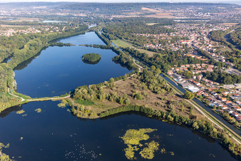 Luftbild von Seen zwischen Mosel und Canal de l'Est in Richardménil im Bundesland Meurthe-et-Moselle, Frankreich