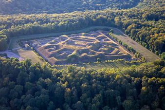 Fragmente der Zitadelle- Festungsanlage " Fort de Bourlémont " an der Allée de Rivières in Mont-les-Neufchateau in Grand Est in Mont-lès-Neufchâteau im Bundesland Vosges, Frankreich
