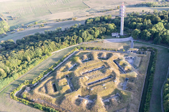Schrägluftbild von Fort de Bourlémont in Mont-lès-Neufchâteau im Bundesland Vosges, Frankreich