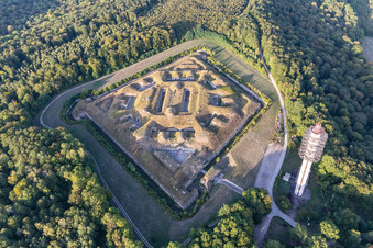 Luftaufnahme von Fragmente der Zitadelle- Festungsanlage " Fort de Bourlémont " an der Allée de Rivières in Mont-les-Neufchateau in Grand Est in Mont-lès-Neufchâteau im Bundesland Vosges, Frankreich