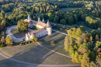 Chateau de Bourlémont in Frebécourt im Bundesland Vosges, Frankreich von oben