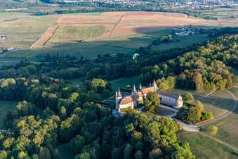 Chateau de Bourlémont in Frebécourt im Bundesland Vosges, Frankreich von oben gesehen