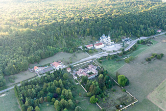 Luftbild von Basilique du Bois-Chenu in Domrémy-la-Pucelle im Bundesland Vosges, Frankreich