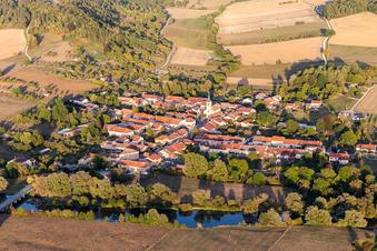 Dorfkern an den Fluß- Uferbereichen der Maas in Maxey-sur-Meuse in Grand Est im Bundesland Vosges, Frankreich