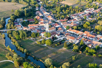 Dorfkern an den Fluß- Uferbereichen der Maas in Sauvigny in Grand Est im Bundesland Meuse, Frankreich