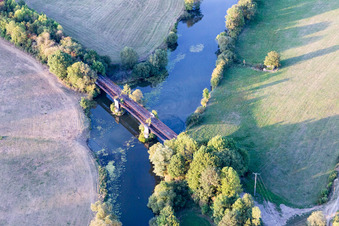 Luftbild von Brücke über die Maas/La Meuse in Sauvigny, Frankreich