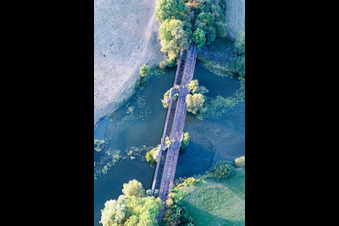 Schrägluftbild von Brücke über die Maas/La Meuse in Sauvigny, Frankreich