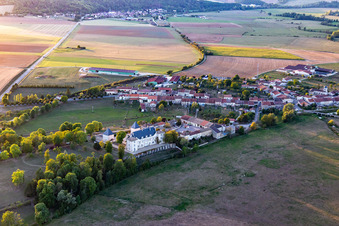 Palais des Schloss Château de Montbras mit Hostellerie de L'Isle en Bray in Montbras in Grand Est in Champougny im Bundesland Meuse, Frankreich