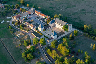 Luftbild von Palais des Schloss Château de Montbras mit Hostellerie de L'Isle en Bray in Montbras in Grand Est in Champougny im Bundesland Meuse, Frankreich