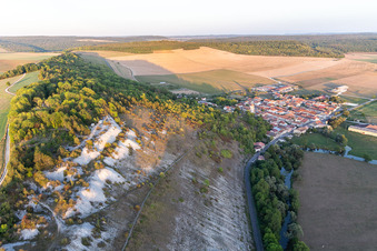 Schrägluftbild von Gleitschirmstartplätze oberhalb des Chètre in Champougny im Bundesland Meuse, Frankreich