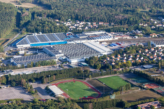 Gebäude und Produktionshallen auf dem Lebensmittelhersteller- Werksgelände Nestle Waters Supply Est in Vittel in Grand Est im Bundesland Vosges, Frankreich