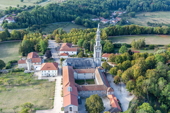 Schrägluftbild von Basilique de Sion in Saxon-Sion im Bundesland Meurthe-et-Moselle, Frankreich