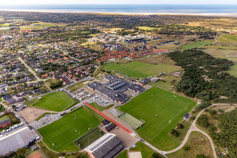 Schrägluftbild von Fanø Skole og bibliotek im Ortsteil Nordby im Bundesland Syddanmark, Dänemark