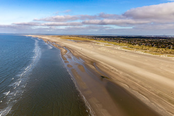 Sandstrand- Landschaft entlang des Küsten- Verlaufes an der Westküste der Nordseeinsel in Fanö in  in Fanø im Bundesland Syddanmark, Dänemark