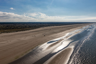 Von Autos befahrener Sandstrand entlang des Küsten- Verlaufes an der Westküste der Nordseeinsel in Fanö in in Fanø im Bundesland Syddanmark, Dänemark
