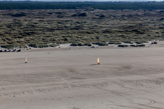 Buggies und Kiter am Sandstrand in Fanø im Bundesland Syddanmark, Dänemark