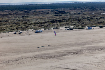Luftbild von Buggies und Kiter am Sandstrand in Fanø im Bundesland Syddanmark, Dänemark