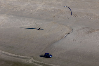 Luftaufnahme von Buggies und Kiter am Sandstrand in Fanø im Bundesland Syddanmark, Dänemark
