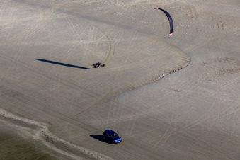 Autofahren in der Sandstrand- Landschaft entlang des Küsten- Verlaufes an der Nordsee in Fanö in Region Syddanmark in Fanø, Dänemark