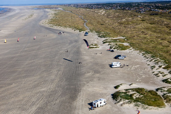 Buggies und Kiter am Sandstrand in Fanø im Bundesland Syddanmark, Dänemark von oben