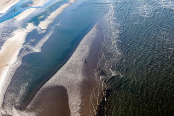 Luftbild von Sandstrand- Landschaft entlang des Küsten- Verlaufes der Nordsee in Fanö in Region Syddanmark in Fanø, Dänemark