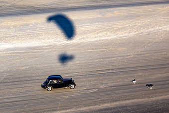 Luftbild von Autofahren in der Sandstrand- Landschaft entlang des Küsten- Verlaufes an der Nordsee in Fanö in Region Syddanmark in Fanø, Dänemark
