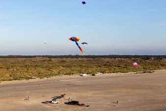 Luftaufnahme von Drachen am Strand in Fanø im Bundesland Syddanmark, Dänemark