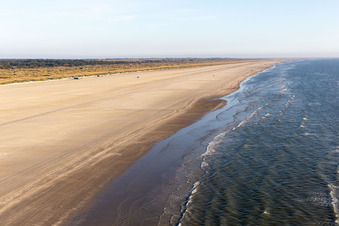 Schrägluftbild von Drachen am Strand in Fanø im Bundesland Syddanmark, Dänemark