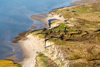 Bunker- Gebäudekomplex aus Beton und Stahl des Atlantikwalls am Nordseestrand in Fanö in Region Syddanmark in Fanø, Dänemark