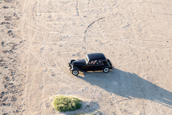 Luftaufnahme von Citroen Oldtimer am Strand in Fanø im Bundesland Syddanmark, Dänemark