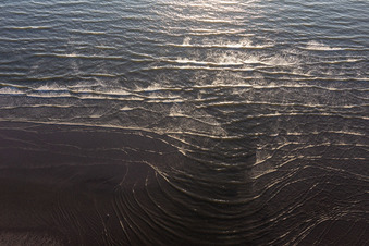Sandstrand- Landschaft mit Wellen entlang des Nordsee-Küsten- Verlaufes in Fanö in Region Syddanmark in Fanø, Dänemark