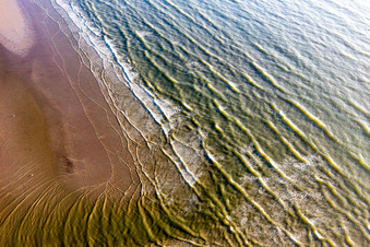 Luftbild von Sandstrand- Landschaft mit Wellen entlang des Nordsee-Küsten- Verlaufes in Fanö in Region Syddanmark in Fanø, Dänemark