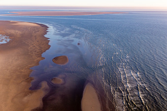 Sandbank- Landfläche am Weststrand der Nordsee bei Flut in Fanö in Region Syddanmark in Fanø, Dänemark