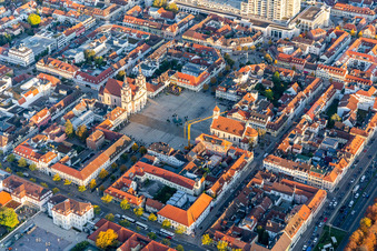 Luftbild von Gebäude der katholischen Kirche zur Heiligsten Dreieinigkeit am Marktplatz der Innenstadt in Ludwigsburg im Bundesland Baden-Württemberg, Deutschland
