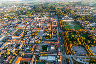 Stadtansicht des Innenstadtbereiches Stuttgarter / Schorndorfer Straße und Schloßpark in Ludwigsburg im Bundesland Baden-Württemberg, Deutschland