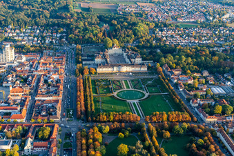 Luftbild von Gebäudekomplex im Schloßpark von Schloß Residenzschloss Ludwigsburg und Gartenschau Blühendes Barock in Ludwigsburg im Bundesland Baden-Württemberg, Deutschland