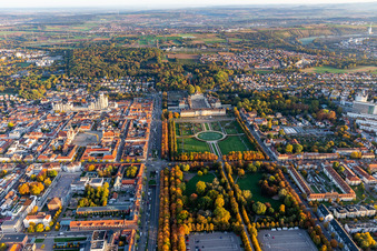 Stadtansicht mit Schloßpark blühendes Barock von Residenzschloss Ludwigsburg und Favoritepark in Ludwigsburg im Bundesland Baden-Württemberg, Deutschland