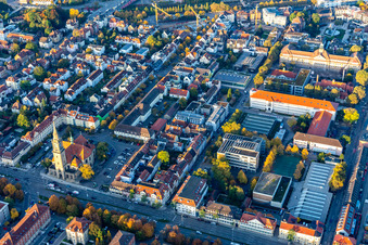 Luftaufnahme von Kirchengebäude Friedenskirche am Karlsplatz in Ludwigsburg im Bundesland Baden-Württemberg, Deutschland