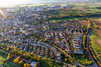 Ortsansicht der Straßen und Häuser der Wohngebiete in Ditzingen im Bundesland Baden-Württemberg, Deutschland