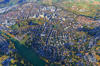 Stadtansicht des Innenstadtbereiches an den Uferbereichen des Parksee in Leonberg im Bundesland Baden-Württemberg, Deutschland