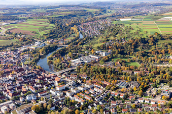 Ortskern am Uferbereich des Neckar - Flußverlaufes in Nürtingen im Bundesland Baden-Württemberg, Deutschland