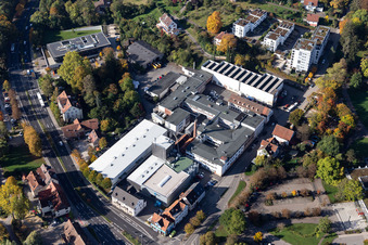 Bürogebäude des Verwaltungs- und Geschäftshauses Jobcenter Landkreis Esslingen Standort Nürtingen in ehemaliger Fabrik am Galgenberg und Surf und Sportshop Schumacher in Nürtingen im Bundesland Baden-Württemberg, Deutschland