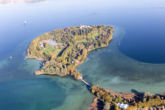 Luftbild von Blumeninsel Mainau im Bodensee. Graf Lennart Bernadotte baute die Insel zur touristischen Attraktion aus. Im Schlosspark findet sich mediterrane und subtropische Vegetation, Rosengarten, Schmetterlingshaus, Palmenhaus und das Barockschloss mit Gastronomiebetrieben im Ortsteil Litzelstetten in Konstanz im Bundesland Baden-Württemberg, Deutschland