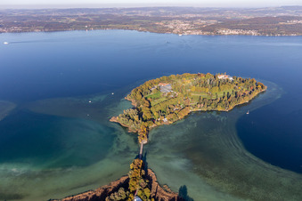 Luftaufnahme von Blumeninsel Mainau im Bodensee. Graf Lennart Bernadotte baute die Insel zur touristischen Attraktion aus. Im Schlosspark findet sich mediterrane und subtropische Vegetation, Rosengarten, Schmetterlingshaus, Palmenhaus und das Barockschloss mit Gastronomiebetrieben im Ortsteil Litzelstetten in Konstanz im Bundesland Baden-Württemberg, Deutschland