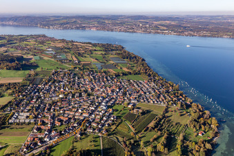 Uferbereich des Bodensee mit Yachthafen im Ortsteil Litzelstetten in Konstanz im Bundesland Baden-Württemberg, Deutschland