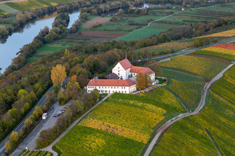 Luftbild von Hotel Vogelsburg im Ortsteil Escherndorf in Volkach im Bundesland Bayern, Deutschland