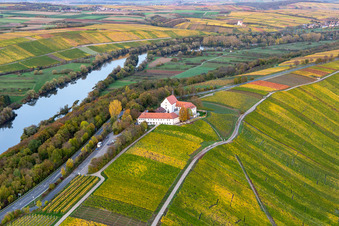 Luftaufnahme von Hotel Vogelsburg im Ortsteil Escherndorf in Volkach im Bundesland Bayern, Deutschland