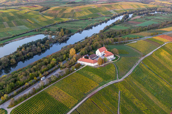 Weinbergs- Landschaft Mainhang an der Hotel & Restaurant Vogelsburg und Kirche Mariä Schutz Marker im Ortsteil Escherndorf in Volkach im Bundesland Bayern, Deutschland